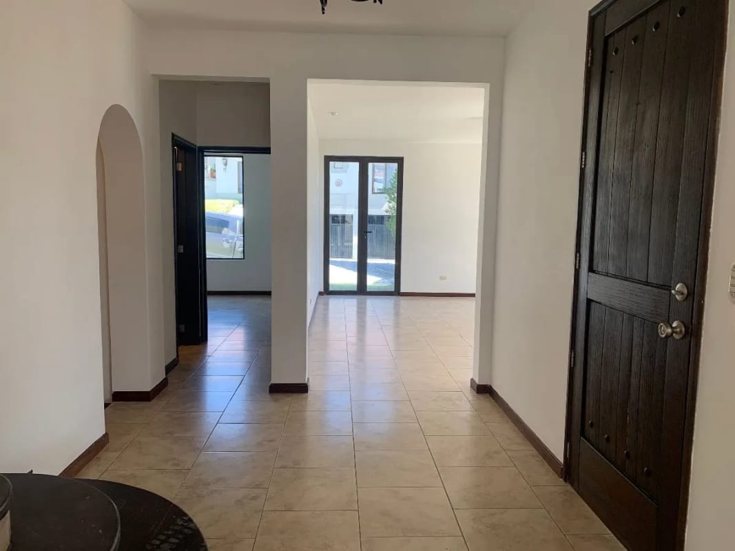 BONITA Y AMPLIA DE CASA 2 NIVELES EN LAZOS DE FRAIJANES — Casa en Venta en Lazos de Fraijanes, Carretera a El Salvador, Guatemala, Ciudad — foto 10 de 11