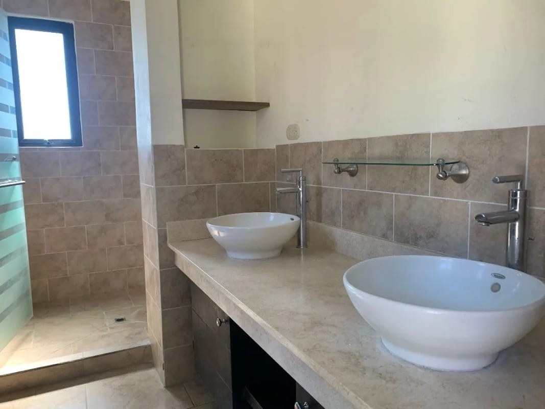 BONITA Y AMPLIA DE CASA 2 NIVELES EN LAZOS DE FRAIJANES — Casa en Venta en Lazos de Fraijanes, Carretera a El Salvador, Guatemala, Ciudad — foto 5 de 11
