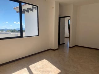 BONITA Y AMPLIA DE CASA 2 NIVELES EN LAZOS DE FRAIJANES — Casa en Venta en Lazos de Fraijanes, Carretera a El Salvador, Guatemala, Ciudad — miniatura 6 de 11