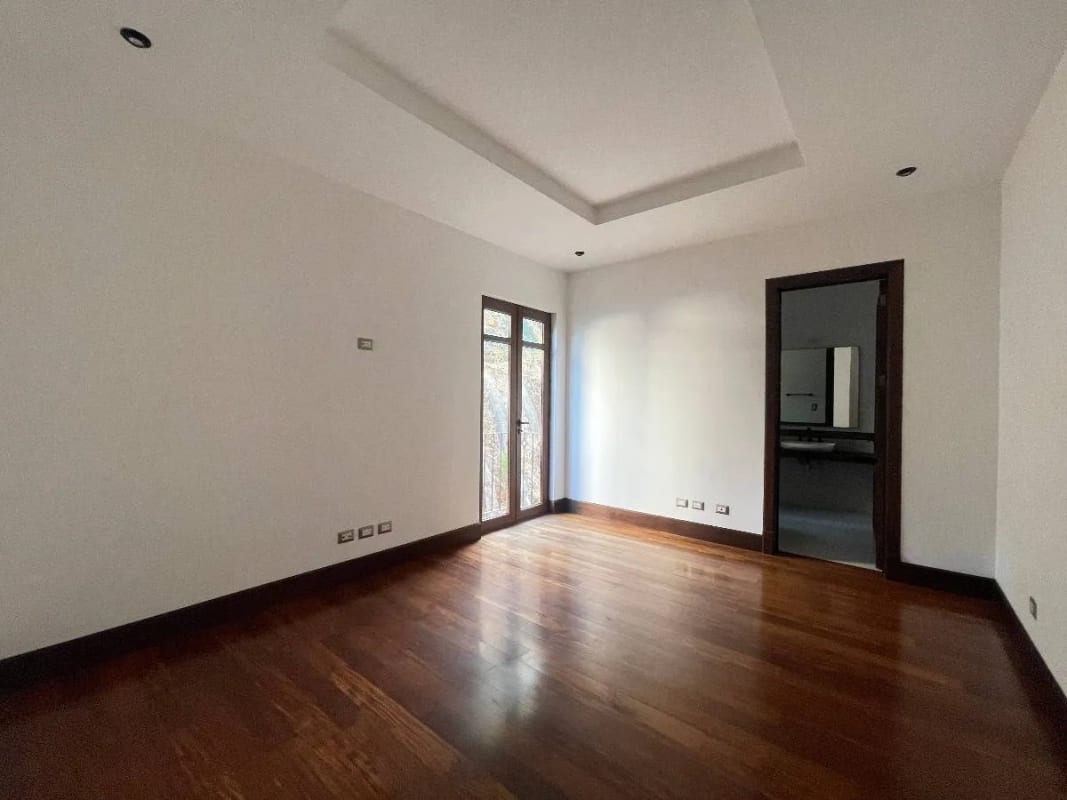 APARTAMENTO AMPLIO  RENTA MUXBAL CONDOMINIO ALBEREDA DE LA ESPAÑOLA 300 MTS2~3 DORMITORIOS, SALA FAMILIAR ~ DORMITORIO DE SERVICIO 2 PARQUEOS $2,500 (NO SE ACEPTAN MASCOTAS) — Apartamento en Alquiler en Muxbal, Guatemala, Ciudad — foto 10 de 12