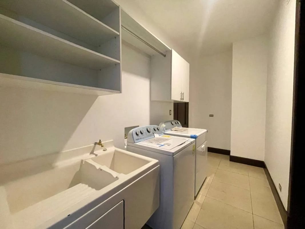 APARTAMENTO AMPLIO  RENTA MUXBAL CONDOMINIO ALBEREDA DE LA ESPAÑOLA 300 MTS2~3 DORMITORIOS, SALA FAMILIAR ~ DORMITORIO DE SERVICIO 2 PARQUEOS $2,500 (NO SE ACEPTAN MASCOTAS) — Apartamento en Alquiler en Muxbal, Guatemala, Ciudad — foto 3 de 12