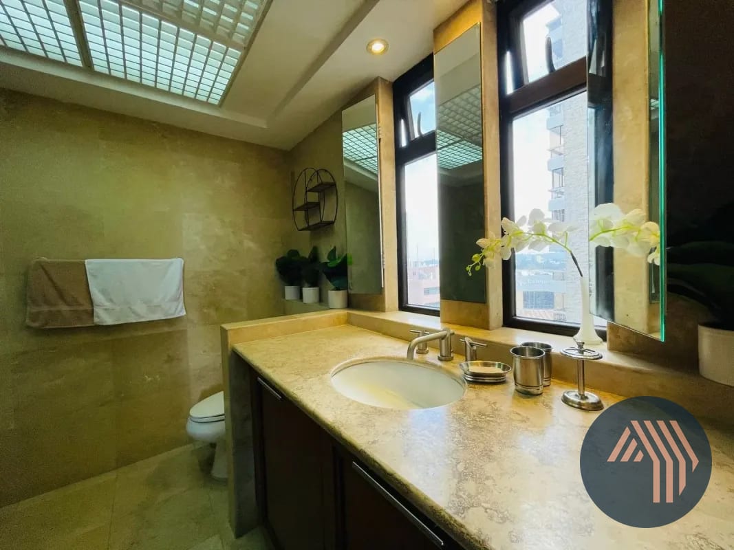 VENTA DE CÉNTRICO APARTAMENTO AMUEBLADO - TIFFANY, ZONA 10 — Apartamento en Venta en Tiffany II, Zona 10, Guatemala, Ciudad — foto 6 de 15