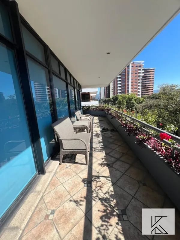 Elegante y amplio apartamento en ALQUILER en zona 14 en L'Excellence — Apartamento en Alquiler en L'Excellence, Zona 14, Guatemala, Ciudad — foto 3 de 12