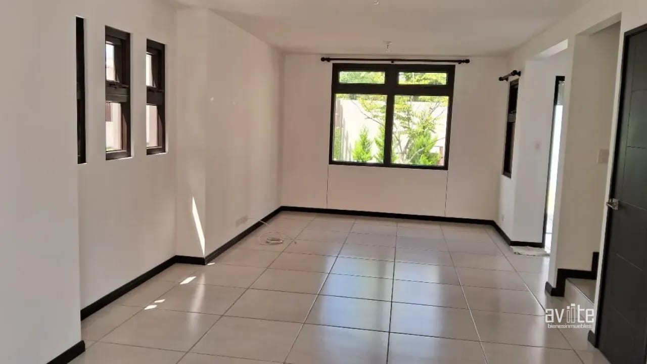 CONDADO NARANJO: 4 habitaciones, 3.5 baños, 2 parqueos Q9,500 — Casa en Alquiler en Condado Naranjo, Zona 4 Mixco, Guatemala, Ciudad — foto 3 de 6
