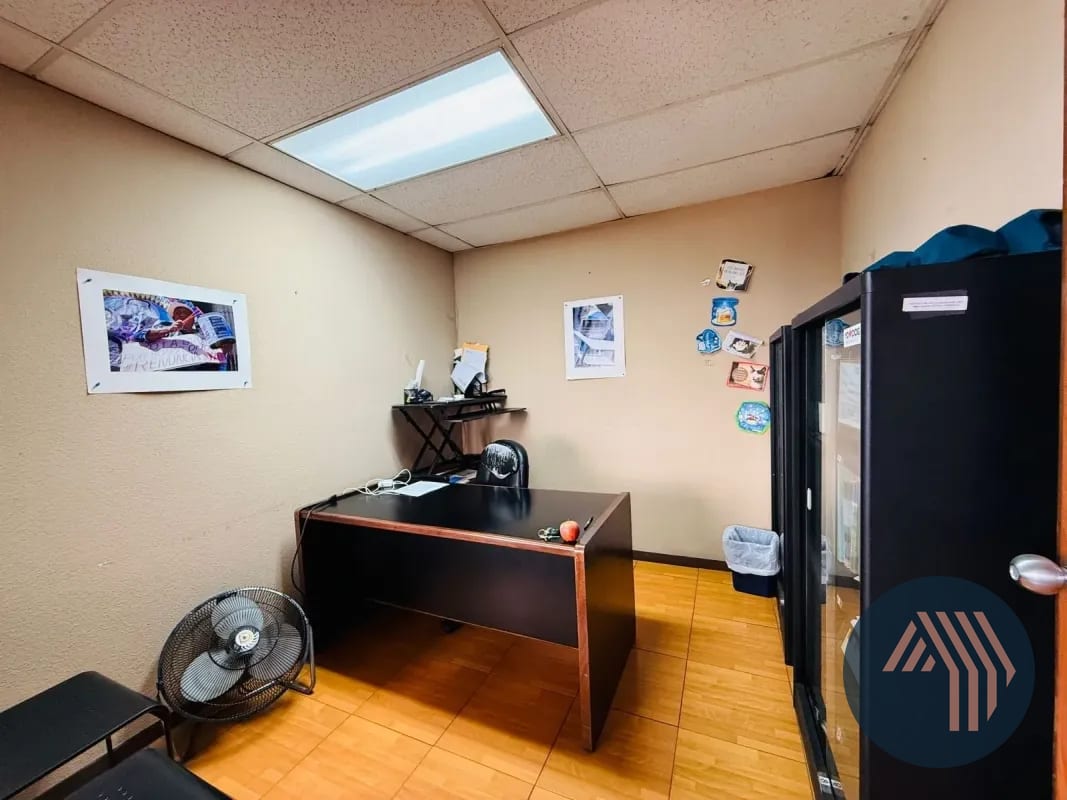 ALQUILER DE AMPLIA OFICINA 200MT2 - REFORMA MONTUFAR, ZONA 10 — Oficina en Alquiler en Reforma Montúfar, Zona 10, Guatemala, Ciudad — foto 12 de 14