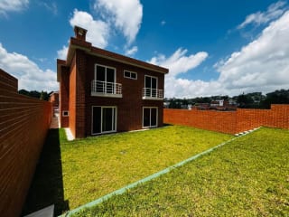 Km 16 Buena Fuente en venta Amplia casa de 4 dormitorios y jardin — Casa en Venta en Buena Fuente, Carretera a El Salvador, Guatemala, Ciudad — miniatura 1 de 5