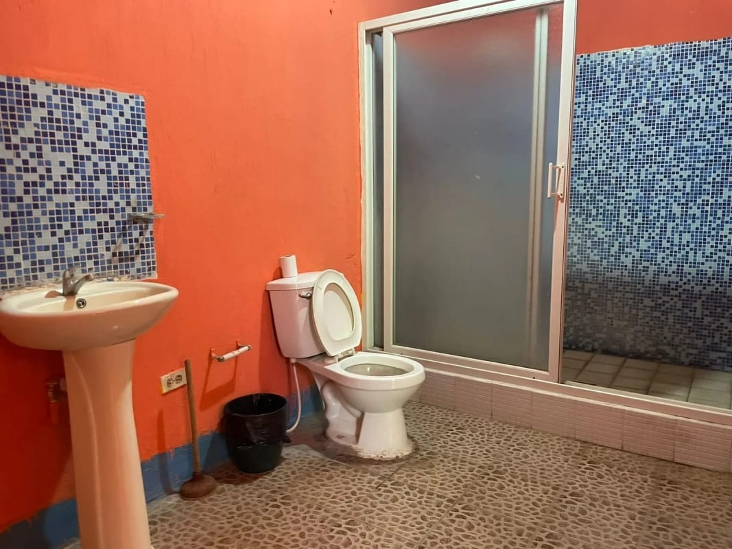¡Inversión de playa ideal para remodelar! 🏝️ Casa Vacacional en VENTA – Puerto Quetzal | Óptima para Airbnb — Casa vacacional en Venta en Likin, Puerto Quetzal, Escuintla — foto 2 de 16