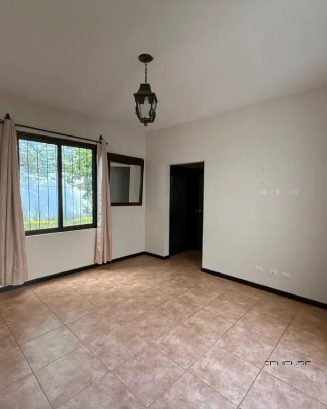CASA EN VENTA EN FRAIJANES CON JARDIN — Casa en Venta en Carretera a El Salvador, Guatemala, Ciudad — foto 8 de 10