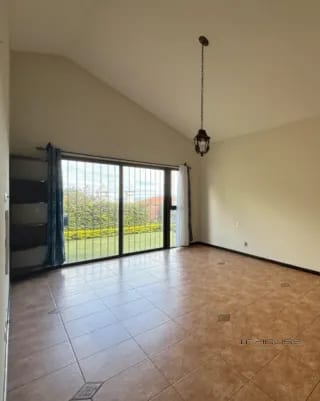 CASA EN VENTA EN FRAIJANES CON JARDIN — Casa en Venta en Carretera a El Salvador, Guatemala, Ciudad — miniatura 5 de 10