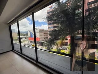 Oficina en renta Edificio Design Center zona 10 — Oficina en Alquiler en Design Center, Zona 10, Guatemala, Ciudad — miniatura 3 de 6