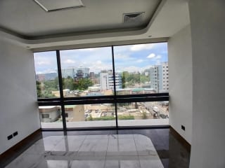 Amplia Oficina - Clínica Tabicada en Renta — Oficina en Alquiler en Zona 10, Guatemala, Ciudad — miniatura 1 de 9