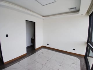 Amplia Oficina - Clínica Tabicada en Renta — Oficina en Alquiler en Zona 10, Guatemala, Ciudad — miniatura 6 de 9