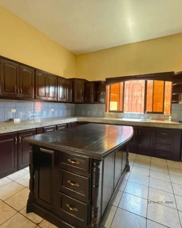 CASA EN VENTA EN SAN CRISTOBAL ZONA 8 DE MIXCO, DE UN NIVEL — Casa en Venta en Zona 8 Mixco, Guatemala, Ciudad — foto 9 de 11