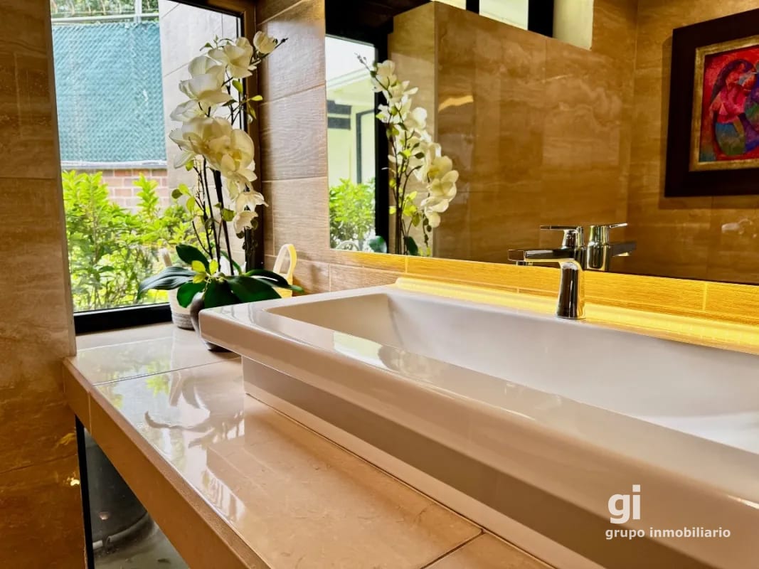 Casa exclusiva en alquiler en zona 10 – Ideal para embajada, family office u oficina privada de alto nivel — Casa en Alquiler en Zona 10, Guatemala, Ciudad — foto 10 de 16