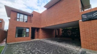 *Vendo Hermosa Casa en Exclusiva Area de Carretera a El Salvador, Residencias Concepción, cluster Camelias* — Casa en Venta en Bromelias Concepcion, Carretera a El Salvador, Guatemala, Ciudad — miniatura 1 de 17