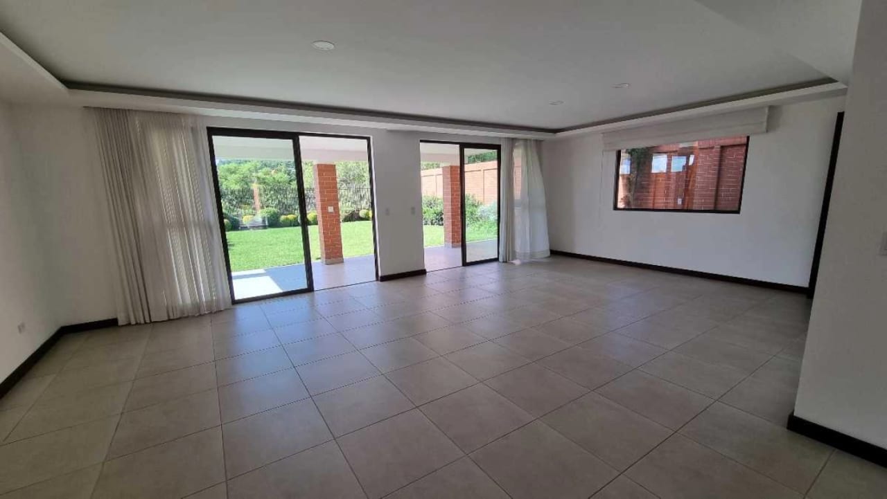 *Vendo Hermosa Casa en Exclusiva Area de Carretera a El Salvador, Residencias Concepción, cluster Camelias* — Casa en Venta en Bromelias Concepcion, Carretera a El Salvador, Guatemala, Ciudad — foto 2 de 17