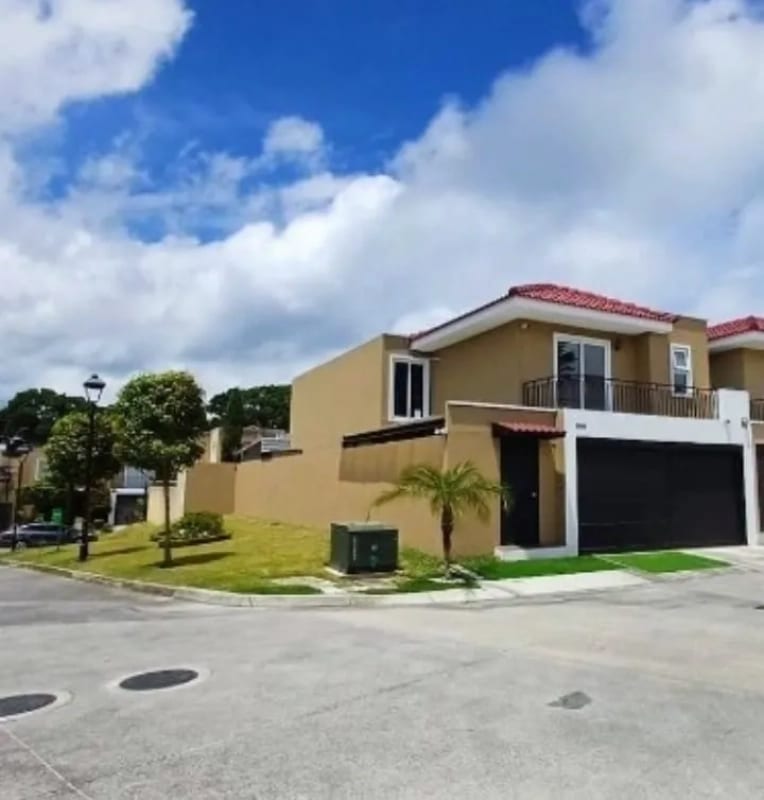 Casa en Venta - Cumbres de la Arboleda Km 21.5 — Casa en Venta en Cumbres de La Arboleda, Carretera a El Salvador, Guatemala, Ciudad — foto 1 de 12