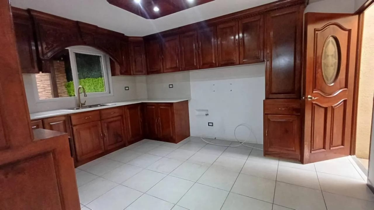 Casa en Venta -  Cumbres de la Arboleda  Km 21.5 — Casa en Venta en Cumbres de La Arboleda, Carretera a El Salvador, Guatemala, Ciudad — foto 8 de 12
