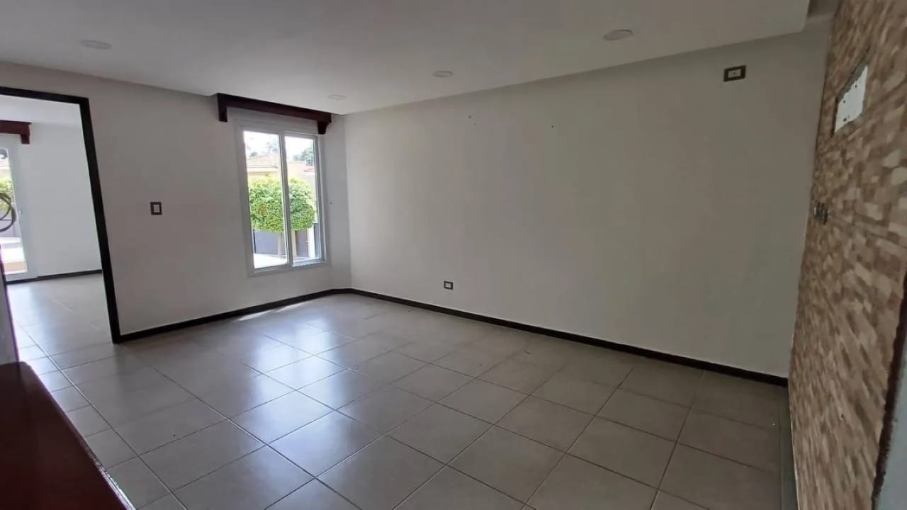 Casa en Venta -  Cumbres de la Arboleda  Km 21.5 — Casa en Venta en Cumbres de La Arboleda, Carretera a El Salvador, Guatemala, Ciudad — foto 7 de 12