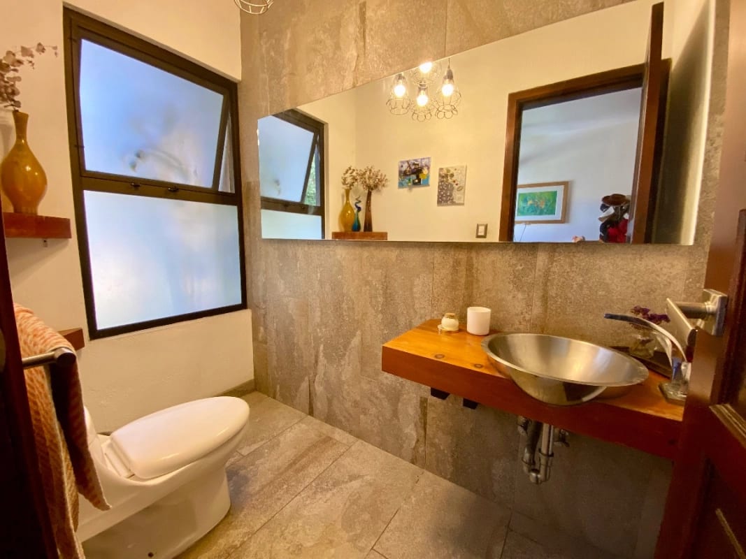 VENDO LINDA CASA CON AMPLIO JARDÍN EN EXCLUSIVA COLONIA EN ZONA 11 — Casa en Venta en *Otro / No especificar, Zona 11, Guatemala, Ciudad — foto 8 de 10