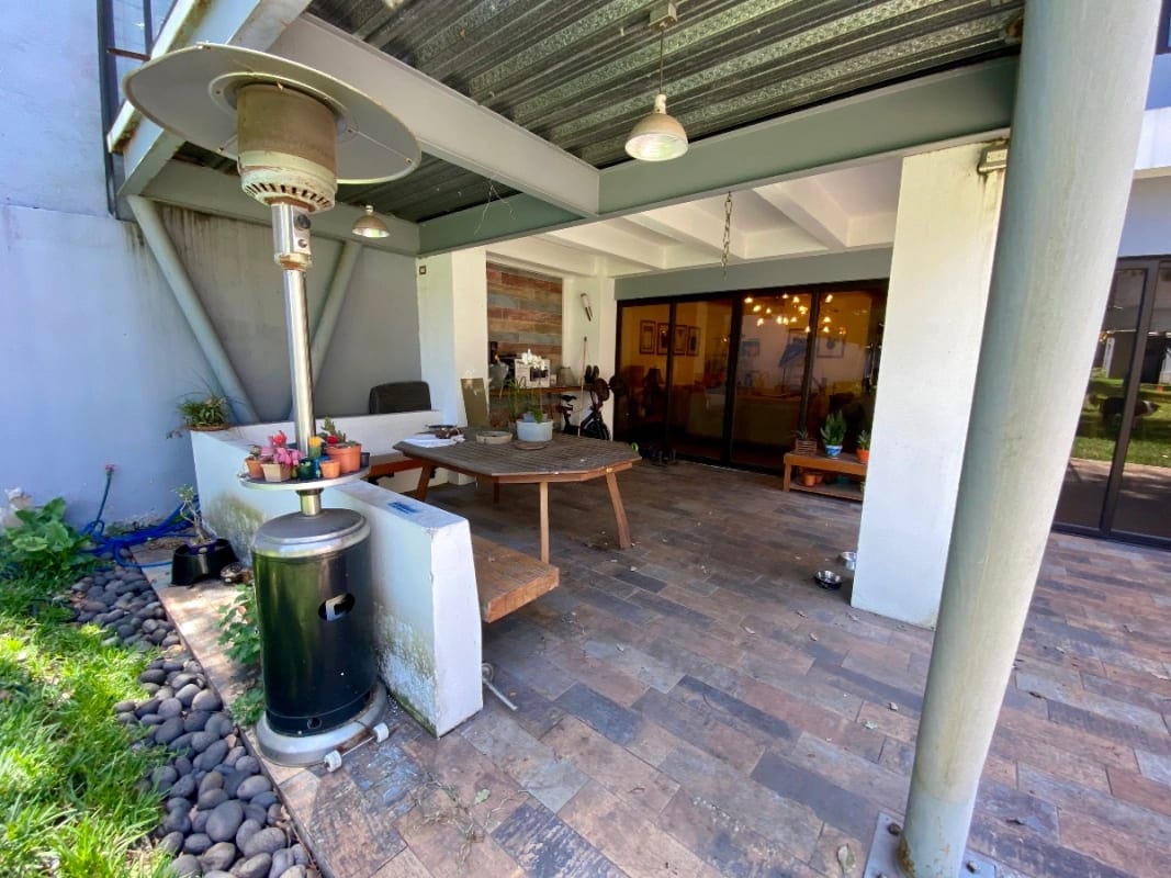 VENDO LINDA CASA CON AMPLIO JARDÍN EN EXCLUSIVA COLONIA EN ZONA 11 — Casa en Venta en *Otro / No especificar, Zona 11, Guatemala, Ciudad — foto 3 de 10
