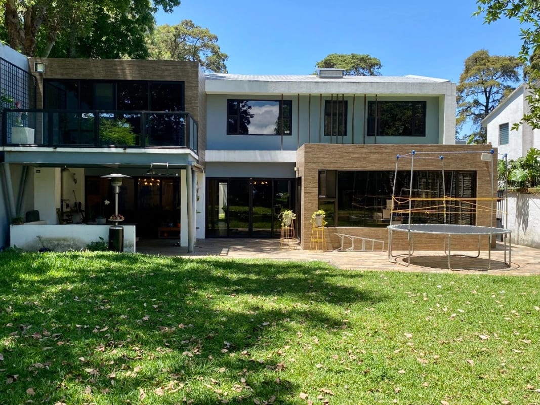 VENDO LINDA CASA CON AMPLIO JARDÍN EN EXCLUSIVA COLONIA EN ZONA 11 — Casa en Venta en *Otro / No especificar, Zona 11, Guatemala, Ciudad — foto 2 de 10