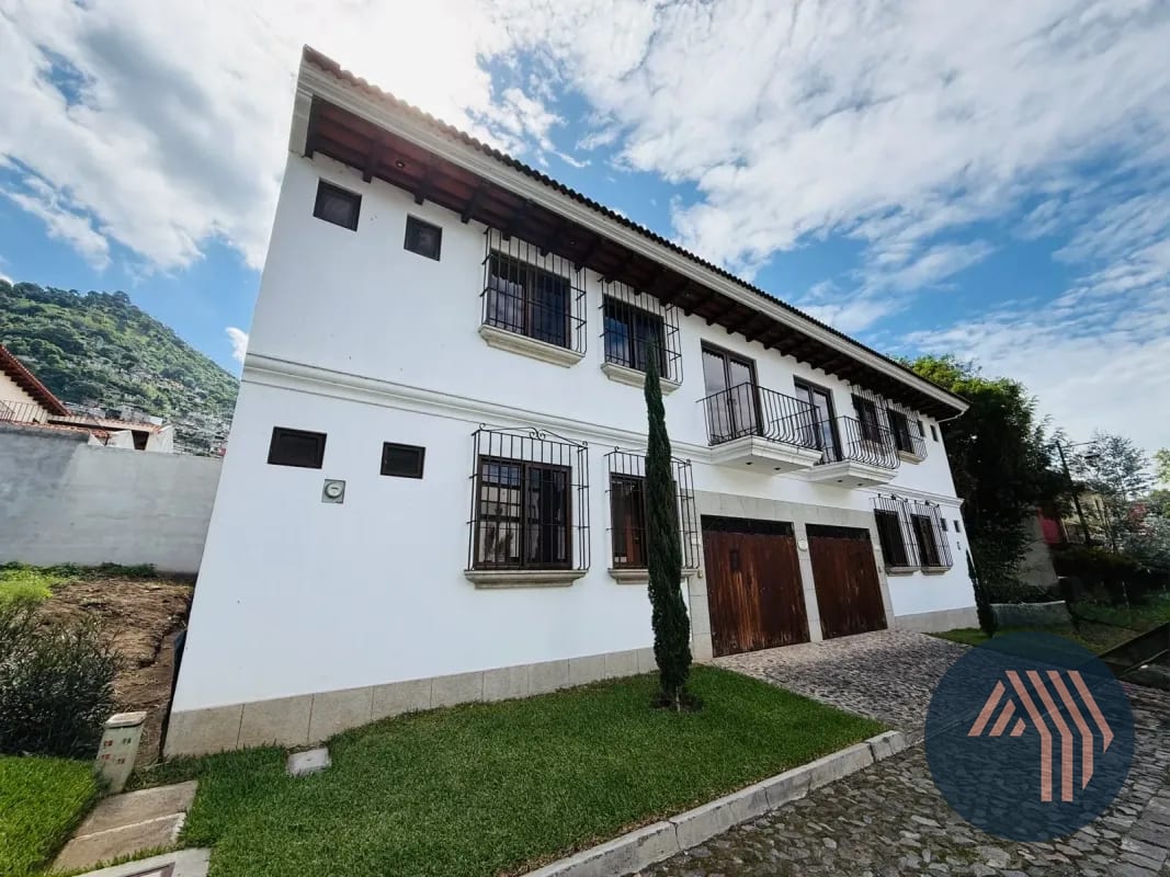 Venta de Hermosa Casa con Acabados de Lujo - Bella Vista, Antigua — Casa vacacional en Venta en Jocotenango, Sacatepéquez — foto 1 de 16