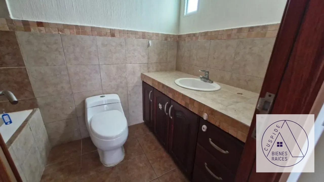 Carr. San José Pinula km 21 Paseo Santa Luz casa en Venta amplia. — Casa en Venta en San José Pinula, Carretera a El Salvador, Guatemala, Ciudad — foto 2 de 9