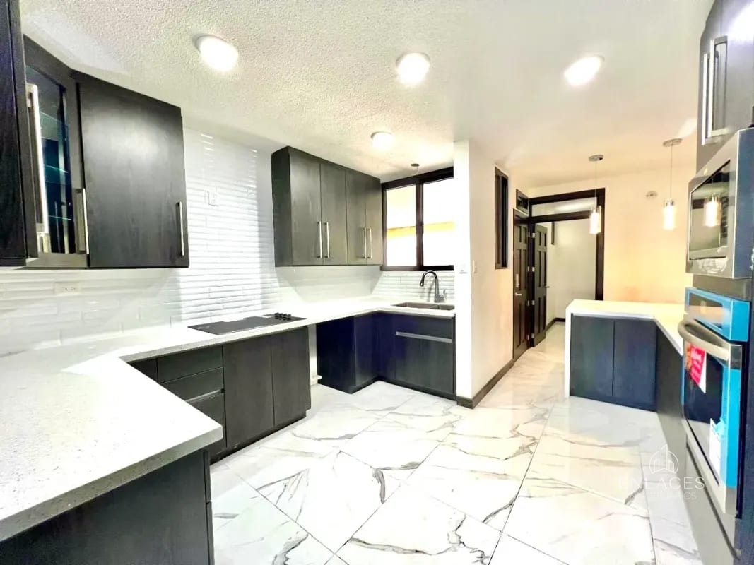 Zona 7 de Mixco • Casa en venta • Condominio Quinta Los Encinos — Casa en Venta en Quinta Los Encinos, Zona 7 Mixco, Guatemala, Ciudad — foto 2 de 14