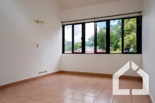 Amplia casa de 4 habitaciones en Residenciales San Miguel, km. 16.5 entrada a Olmeca — Casa en Venta en Carretera a El Salvador, Guatemala, Ciudad — miniatura 9 de 17