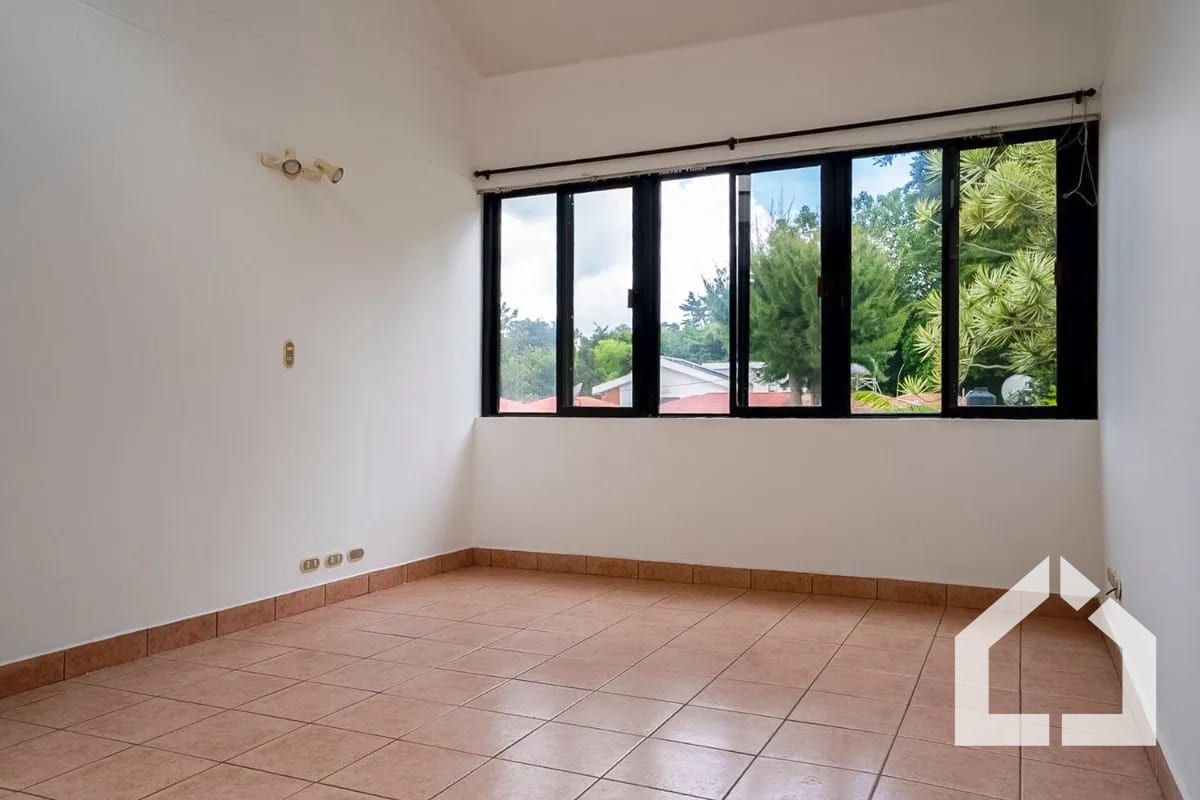 Amplia casa de 4 habitaciones en Residenciales San Miguel, km. 16.5 entrada a Olmeca — Casa en Venta en Carretera a El Salvador, Guatemala, Ciudad — foto 9 de 17