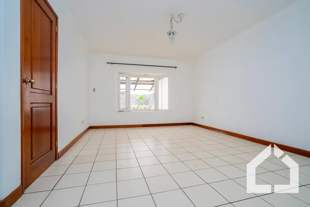 Amplia casa de 4 habitaciones en Residenciales San Miguel, km. 16.5 entrada a Olmeca — Casa en Venta en Carretera a El Salvador, Guatemala, Ciudad — foto 4 de 17