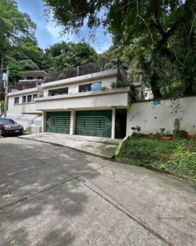 CASA EN VENTA, AMPLIA, ILUMINADA Y CON JARDÍN EN EL ENCINAL — Casa en Venta en El Encinal, Zona 7 Mixco, Guatemala, Ciudad — foto 1 de 7