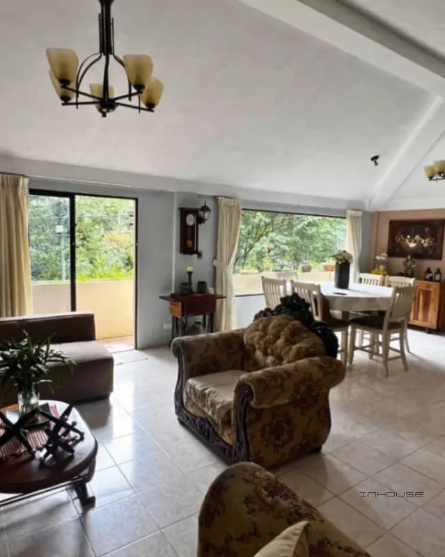 CASA EN VENTA, AMPLIA, ILUMINADA Y CON JARDÍN EN EL ENCINAL — Casa en Venta en El Encinal, Zona 7 Mixco, Guatemala, Ciudad — foto 5 de 7