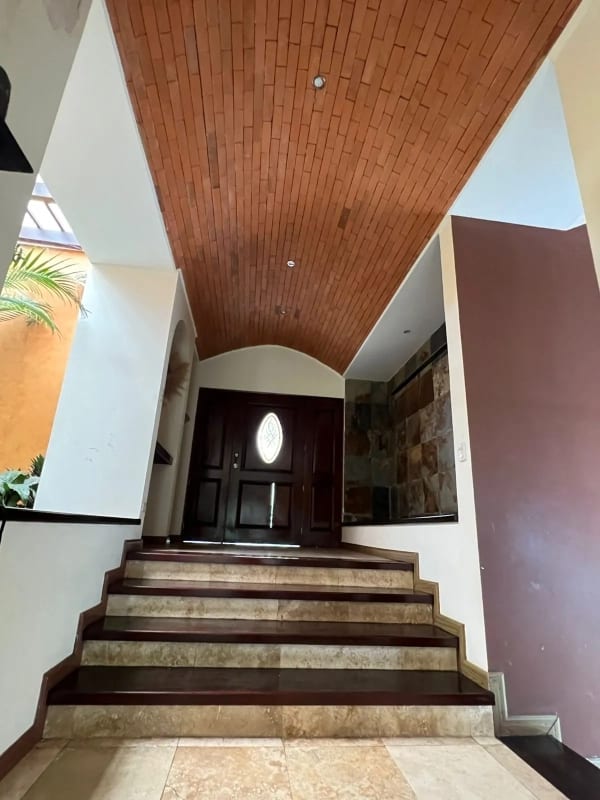 🏡 Hermosa casa en venta – El Encinal — Casa en Venta en El Encinal, Zona 7 Mixco, Guatemala, Ciudad — foto 5 de 11