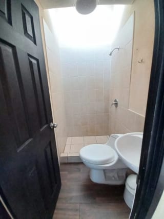 PRECIOSA CASA EN VENTA! 🏡 📍 A solo 5 minutos del cruce a Olmeca, Km 16.5 Carretera a El Salvador — Casa en Venta en Carretera a El Salvador, Guatemala, Ciudad — miniatura 7 de 13