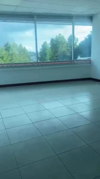 Oficina pequeña en renta con parqueos incluidos . Excelente ubicación, Carretera a El Salvador, por Decocity 🏙 — Oficina en Alquiler en Carretera a El Salvador, Guatemala, Ciudad — miniatura 4 de 5