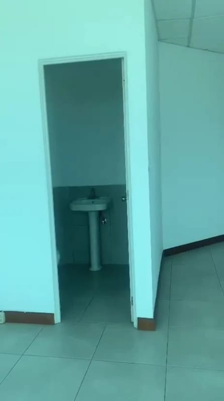 Oficina pequeña en renta con parqueos incluidos . Excelente ubicación, Carretera a El Salvador, por Decocity 🏙 — Oficina en Alquiler en Carretera a El Salvador, Guatemala, Ciudad — foto 3 de 5