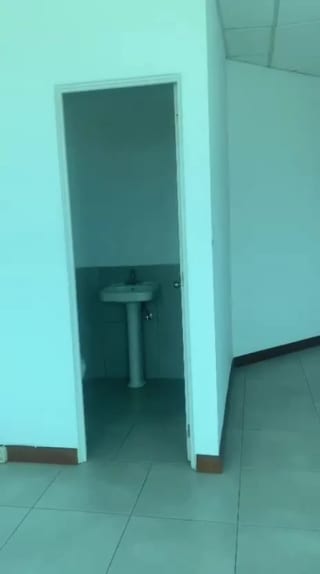 Oficina pequeña en renta con parqueos incluidos . Excelente ubicación, Carretera a El Salvador, por Decocity 🏙 — Oficina en Alquiler en Carretera a El Salvador, Guatemala, Ciudad — miniatura 3 de 5