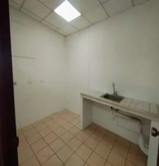 Se renta oficina amplia – Zona 13, Avenida Hincapié — Oficina en Alquiler en Zona 13, Guatemala, Ciudad — miniatura 3 de 5