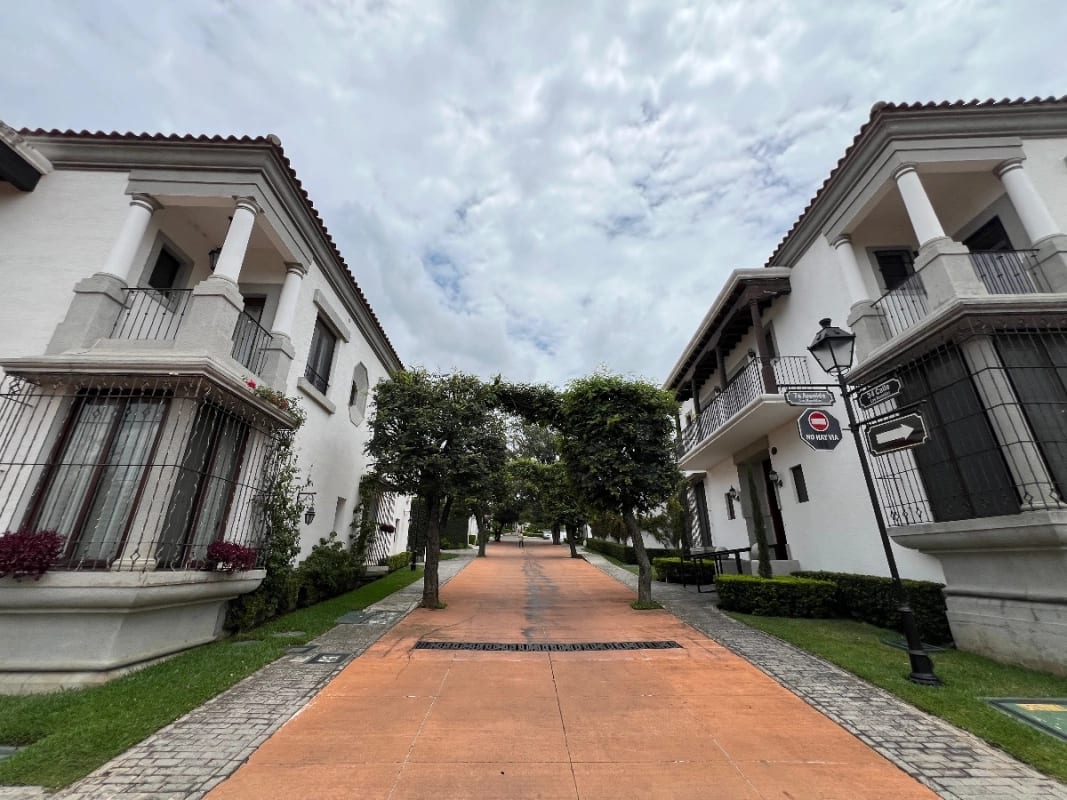 Casa Renta Zona 16, 455 MTS2. 4 Dormitorios $5,750 INCLUYE IVA Y MANT — Casa en Alquiler en Zona 16, Guatemala, Ciudad — foto 4 de 10