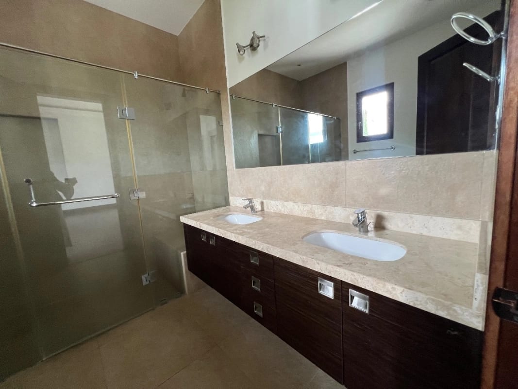 Casa Renta Zona 16, 455 MTS2. 4 Dormitorios $5,750 INCLUYE IVA Y MANT — Casa en Alquiler en Zona 16, Guatemala, Ciudad — foto 7 de 10
