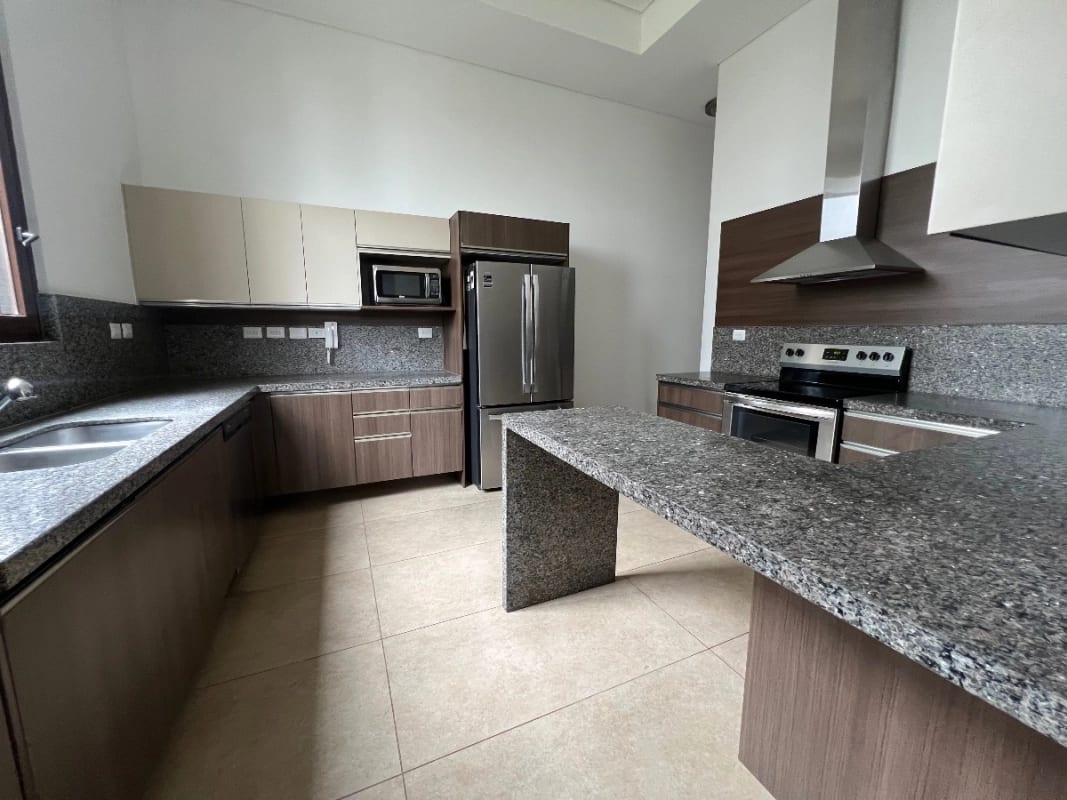 Casa Renta Zona 16, 455 MTS2. 4 Dormitorios $5,750 INCLUYE IVA Y MANT — Casa en Alquiler en Zona 16, Guatemala, Ciudad — foto 9 de 10