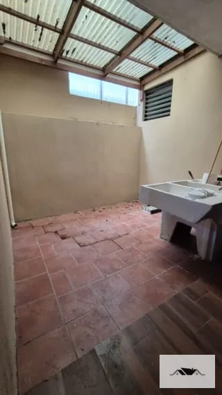 EN VENTA CASA PARA REMODELAR  KM 12.5  CAES SANTA ROSALIA — Casa en Venta en Santa Rosalia La Laguna, Carretera a El Salvador, Guatemala, Ciudad — miniatura 3 de 15