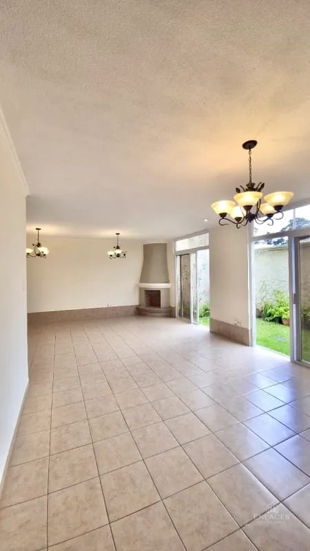 Zona 7 de Mixco • Casa en venta • Altos del Encinal II — Casa en Venta en Zona 7 Mixco, Guatemala, Ciudad — foto 5 de 10