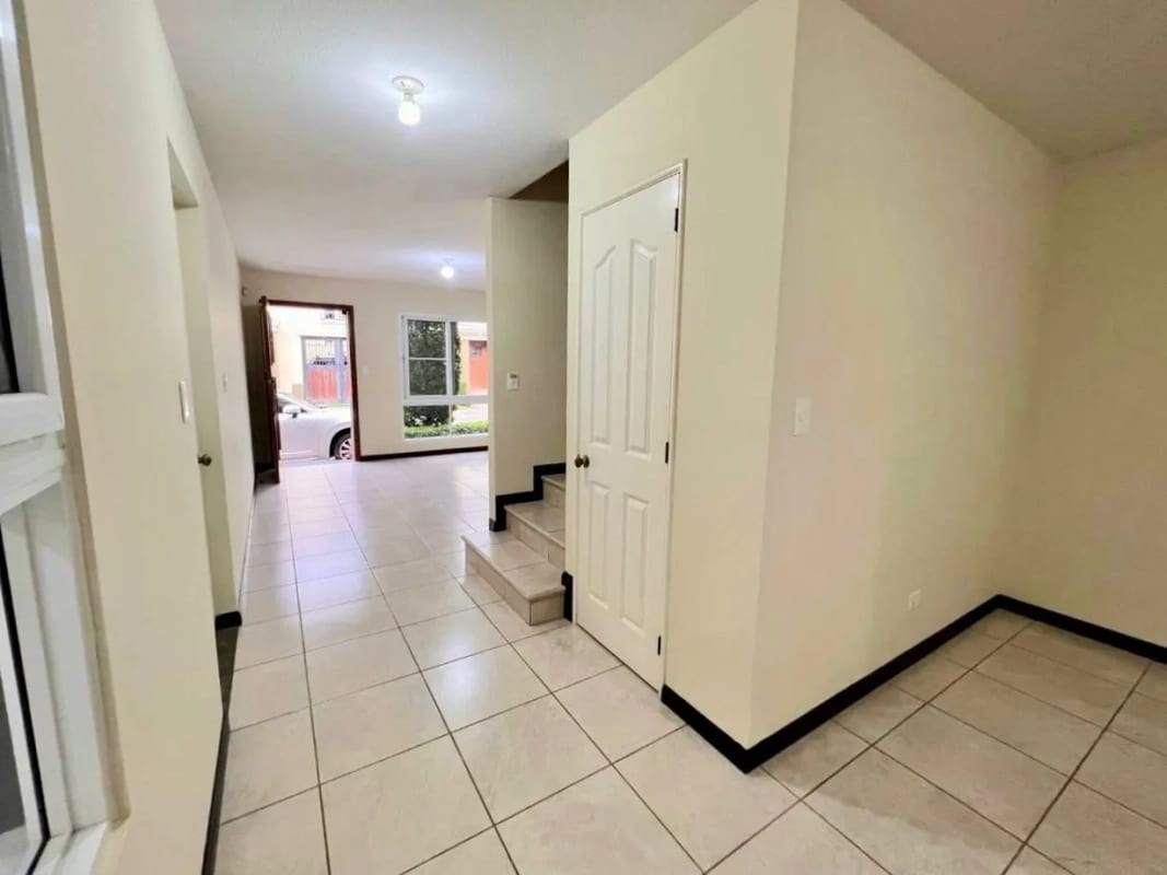Venta de Casa - Condado Naranjo, Condominio Santa Elena, Zona 4 de Mixco — Casa en Venta en Condado Naranjo, Zona 4 Mixco, Guatemala, Ciudad — foto 4 de 12