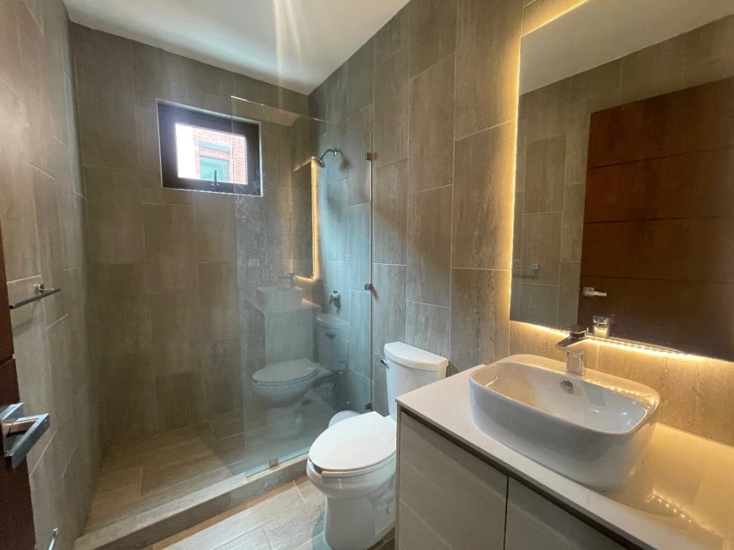 APARTAMENTO RENTA ZONA 15 Vista hermosa 1 , 3 Dormitorios, 3 niveles , 140 Mts2 $1,750 incluye mant e iva — Apartamento en Alquiler en Vista Hermosa I, Zona 15, Guatemala, Ciudad — foto 5 de 12