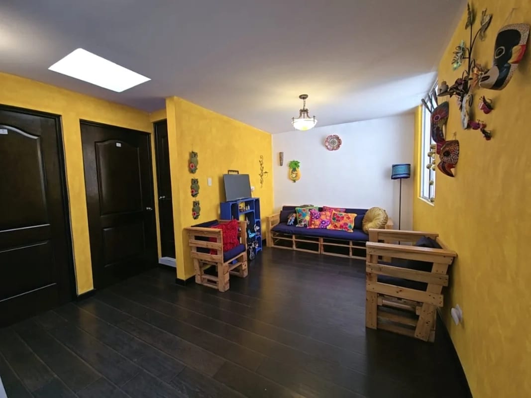 Venta de Casa con Jardín Amplio, Villas del Pinar San Cristóbal , Q1,775,000 — Casa en Venta en Pinares de San Cristobal, Zona 8 Mixco, Guatemala, Ciudad — foto 11 de 14