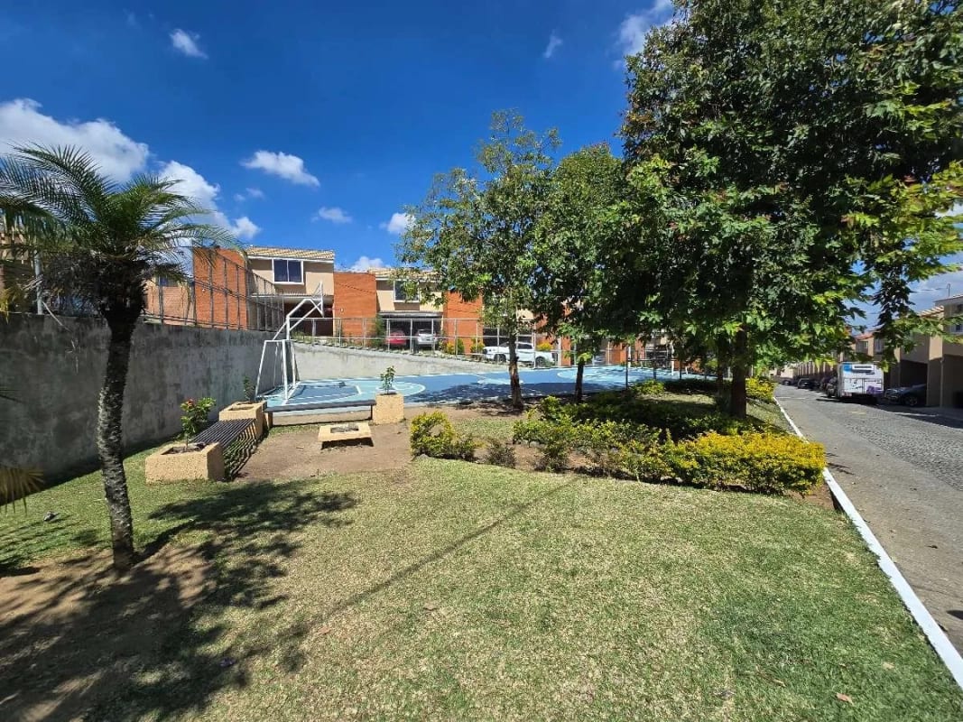Venta de Casa con Jardín Amplio, Villas del Pinar San Cristóbal , Q1,775,000 — Casa en Venta en Pinares de San Cristobal, Zona 8 Mixco, Guatemala, Ciudad — foto 3 de 14