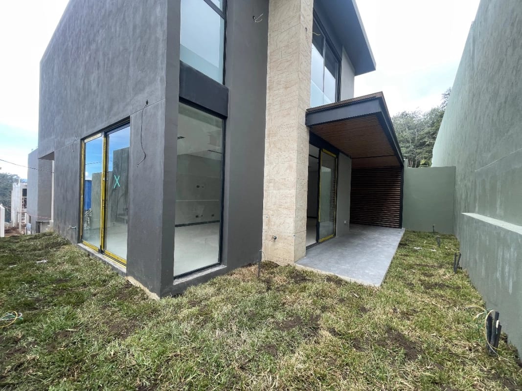 CASA NUEVA RENTA, KM 9 CAES FRENTE A HOTEL HILTON SUBIENDO CAES, 317 MTS 2, 4 DORMITORIOS, DESNIVELES $2,800 — Casa en Alquiler en Carretera a El Salvador, Guatemala, Ciudad — foto 2 de 10